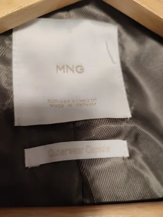 Abrigo largo beige doble botonadura