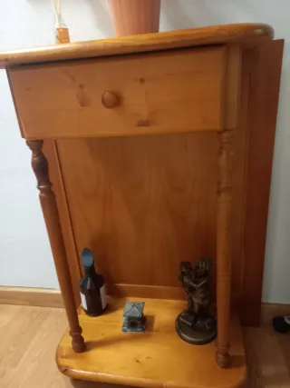 Consola de madera marrón