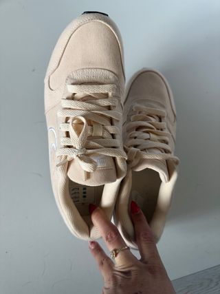 Nike MD Runner 2 Beige Mujer