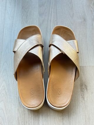 Sandalias UGG doradas talla 37