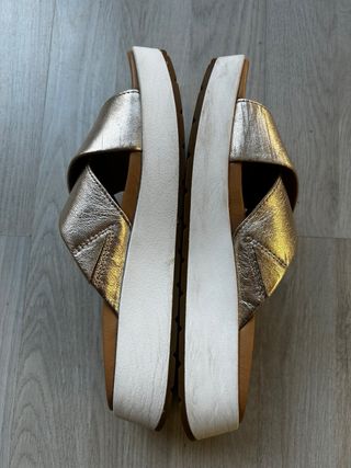 Sandalias UGG doradas talla 37