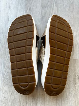 Sandalias UGG doradas talla 37