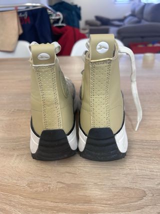 Zapatilla botín Tenth beige y blanco