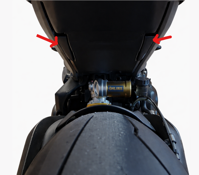 Triumph Street Triple 765 tapas huecos estriberas