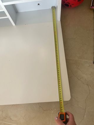 Escritorio de pared blanco