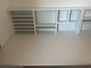 Escritorio de pared blanco