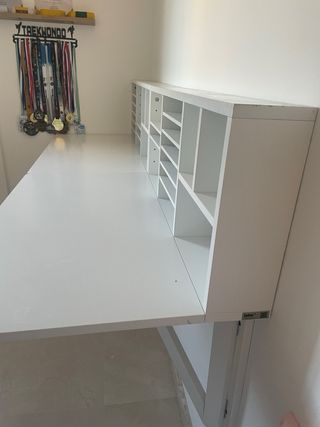 Escritorio de pared blanco