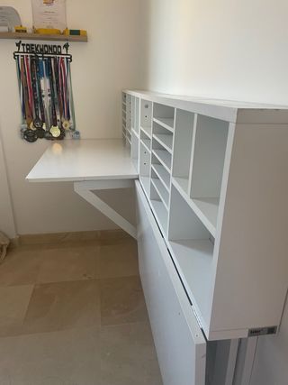 Escritorio de pared blanco
