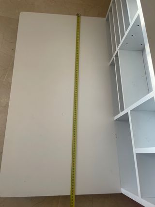 Escritorio de pared blanco