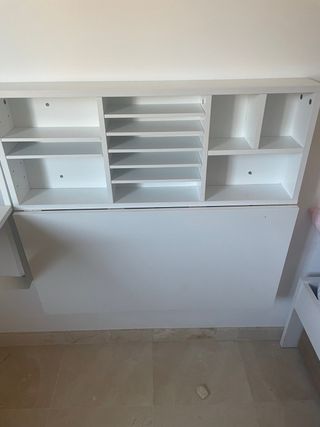 Escritorio de pared blanco