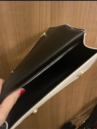 Bolso blanco con cadena dorada