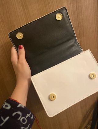 Bolso blanco con cadena dorada