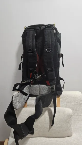 Mochila de montaña verde y negra