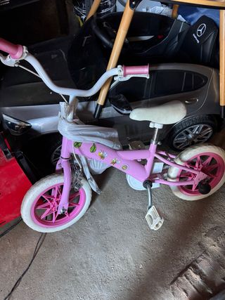 Bicicleta infantil rosa con ruedines