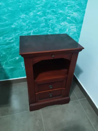 Muebles de madera oscura