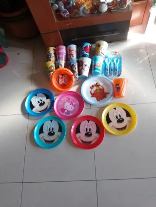 Vasos y platos infantiles de personajes