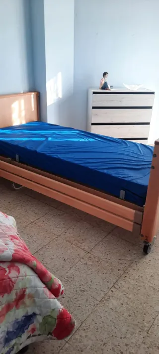 Cama de madera articulada con colchón forrado