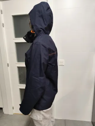 Chaqueta cortavientos Quechua azul y naranja