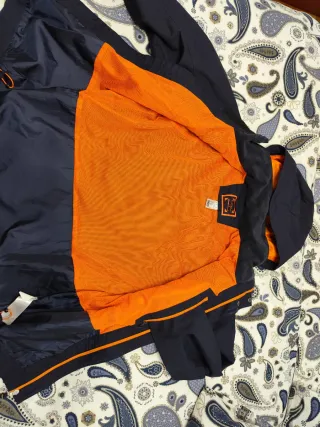 Chaqueta cortavientos Quechua azul y naranja