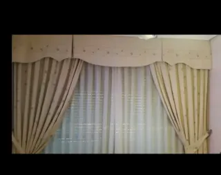 Cortina beige y blanca de tela