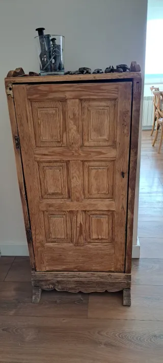 Mueble de madera antiguo