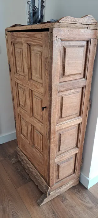 Mueble de madera antiguo