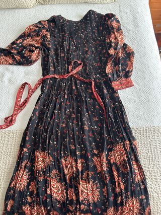 Vestido negro estampado floral y paisley