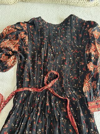 Vestido negro estampado floral y paisley