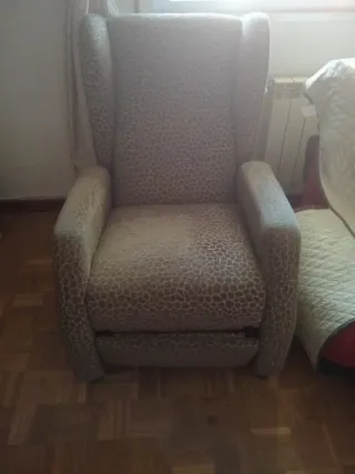 Dos sillones reclinables de tela