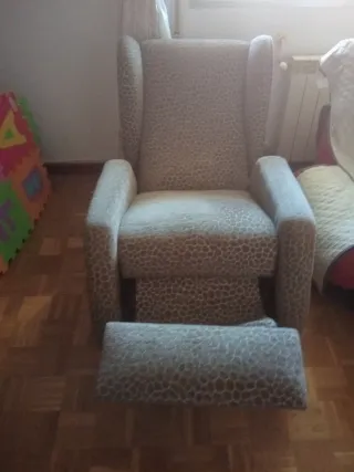 Dos sillones reclinables de tela