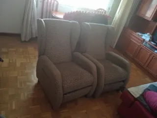 Dos sillones reclinables de tela