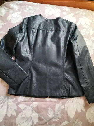 Chaqueta Cortefiel efecto piel azul mujer M
