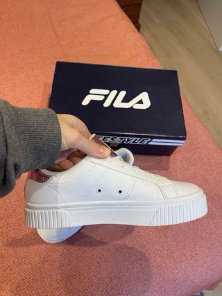 Zapatillas Fila Blancas con Detalles Rosados