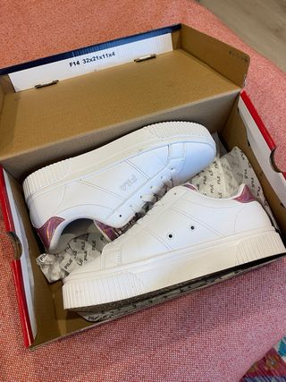 Zapatillas Fila Blancas con Detalles Rosados