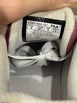 Zapatillas Fila Blancas con Detalles Rosados