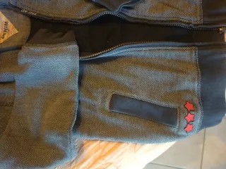 Felpa con zip effetto denim