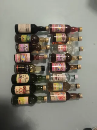 Lotto di 16 minibottiglie di liquore d'epoca