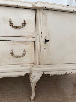 Aparador de madera blanco y marrón