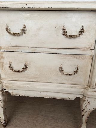 Aparador de madera blanco y marrón