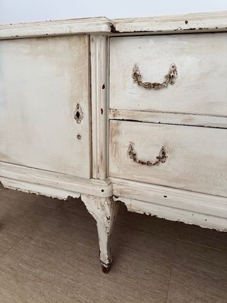 Aparador de madera blanco y marrón