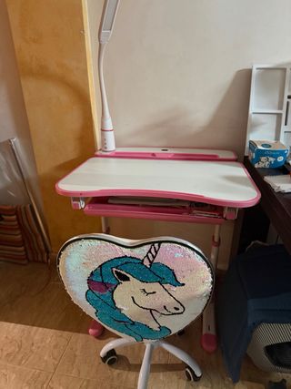 Escritorio y silla infantil rosa
