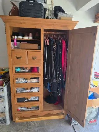 Guardaroba in legno con cassetti