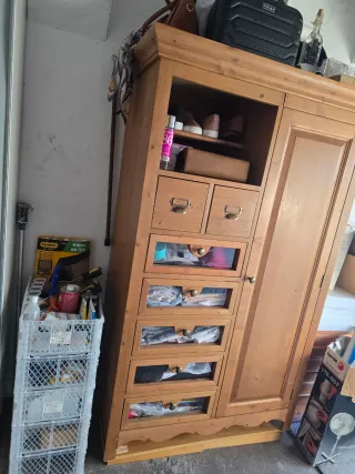 Guardaroba in legno con cassetti