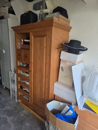 Guardaroba in legno con cassetti