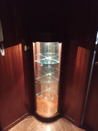 Vitrina rinconera madera con luz