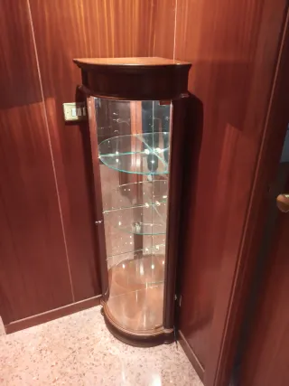 Vitrina rinconera madera con luz