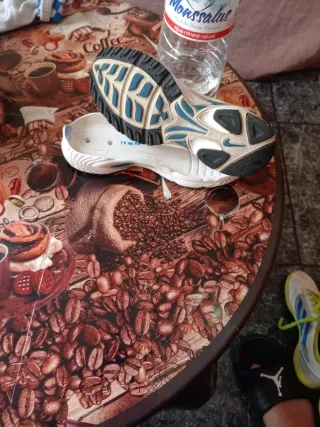 Suela de zapatilla Nike azul y blanca