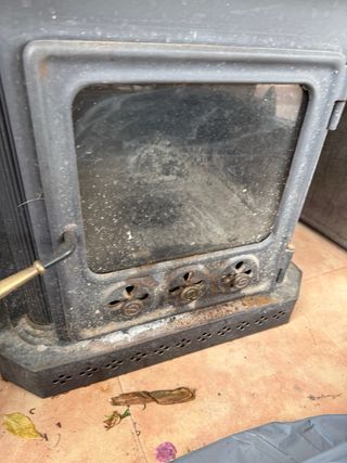 Chimenea de leña metálica negra