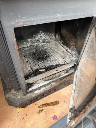 Chimenea de leña metálica negra