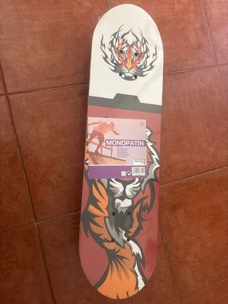Monopatín nuevo con diseño de tigre